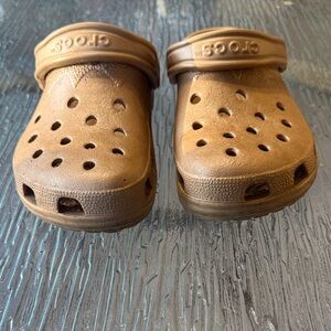 CROCS Classic Clog in Gold